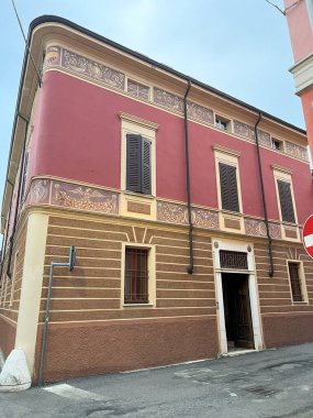 Pontevico, İtalya 'da bir sokakta boyalı güzel bir ev. Eski evleri olan bir italyan kasabasında terk edilmiş bir cadde. İtalya 'ya yaz seyahati.