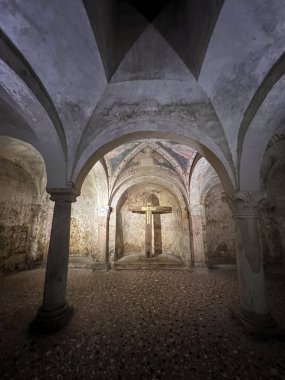 Brescia, İtalya - Haziran 2024: Eski Katedral manzarası, Duomo Vecchio. Crypta di San Filastrio Rotonda, Concattedrale Invernale di Santa Maria Assunta, Brescia City, Lombardy