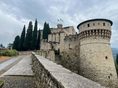 Taş kale, bir köşesinde konik bir çatı bulunan yuvarlak bir kuleye sahip dikdörtgen şeklinde bir şekle sahiptir. Duvarlar boyunca uzanan taş geçitte savunma için çentikli bir korkuluk var. Brescia, İtalya