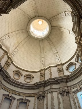Aziz Joseph Kilisesi, Waterloo. İçeriden. Neoklasik kubbeli kilise uzun, görkemli kubbe ve zarafet ve zarafet katan zarif klasik detaylar içerir.. 