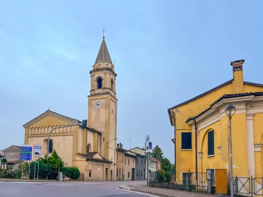 Yaz gününde eski bir ortaçağ katedrali. Çan kulesiyle güzel İtalyan kilisesi San Rocco. St. Ignazio di Loyola Kilisesi. Pontevico Brescia İtalya Manastırı. Chiesa Di San Rocco