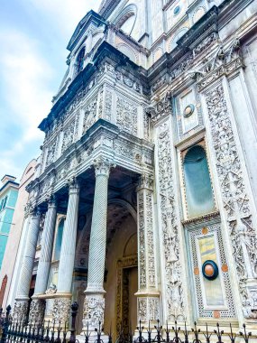 Yaz sabahları eski bir ortaçağ katedrali. Güzel İtalyan kilisesi Mucizelerin Azizi Maria. Chiesa di Santa Maria dei Miracoli, Brescia, İtalya. Yan görünüm.