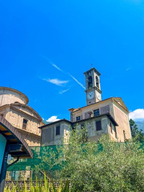 Mavi gökyüzüne karşı vaftiz kilisesi, Antica Pieve di Santa Maria, İtalya 'daki Iseo Gölü' nde Satış Marasino.