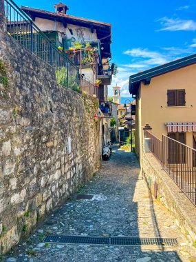 Iseo Gölü, İtalya 'daki Monte Isola' da Carzano 'ya giden güzel yol. Iseo Gölü 'ndeki Dar Sokak' ta. Eski İtalyan kasabasının resimli güneşli geçidi.