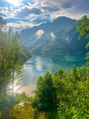 Yağmur sırasında Garda Gölü yakınlarında Valvestino Gölü. Val di Vesta Doğal Parkı, İtalya, Avrupa 'nın renkli yaz sahnesi. Doğa konseptinin güzelliği. Lago di Valvestino 'daki baraj