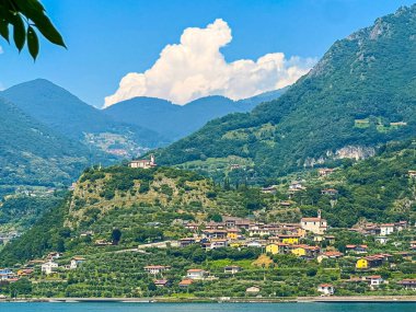 İtalya 'da Iseo Gölü' ndeki Marone köyü, Monte Isola, Lombardy 'den Manzara. Brescia ili, İtalya, Avrupa 'nın Marone şehrinin parlak yaz manzarası. Seyahat konsepti arka planı. 