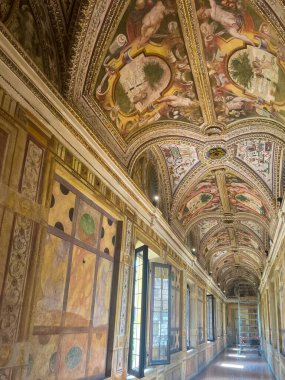 Mantova, İtalya - 25 Haziran 2024: Mantua 'daki Palazzo Ducale, Gonzaga Sarayı olarak da bilinir. Mantua Sarayı 'nın iç kısımlarının detayları..