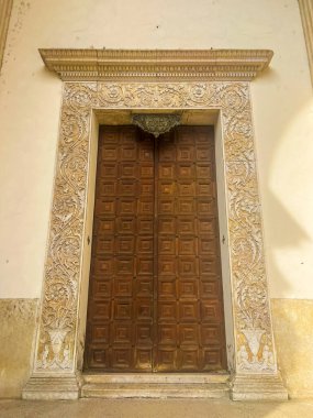 Bu çarpıcı görüntü, Mantova, İtalya 'daki Sant Andrea Kilisesi' nin karmaşık tasarımını, zarif işçiliğini ve güzel mimari detaylarını yansıtıyor..