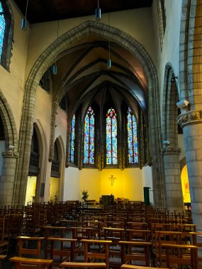 Brüksel 'deki ikonik bir simge olan Aziz Mary Magdalene Kilisesi' nin karmaşık mimari detaylarını araştırın. Çarpıcı iç tasarımı, tarihi sanatçılık ve kültürel öneme sahip..