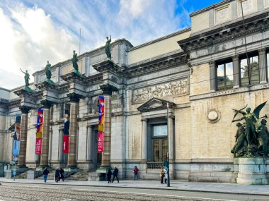 Brüksel, Belçika 30 Kasım 2023: Brüksel, Belçika 'daki güzel sanatlar müzesinin dış mimarisi. Konum karmaşık tasarımlar ve tarihsel öneme sahiptir, sanat severler için mükemmeldir..