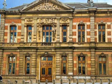 Brüksel Kraliyet Konservatuarı, Belçika sanat ve kültürünün özünü yansıtan karmaşık mimari tasarımlar ve zarif heykellerin yer aldığı etkileyici bir cephe sergiliyor..