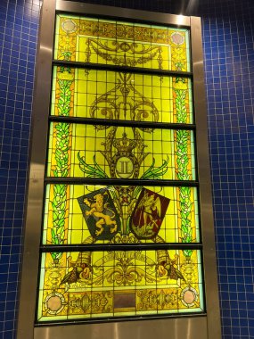 Brüksel, Belçika, 30 Kasım 2023: Belçika 'nın Raphael Evaldre kentinde yapılan brussels-Lüksemburg istasyonunda güzelce aydınlatılmış leopar desenli muhteşem bir vitrin.