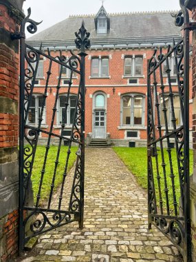 Gent, Belçika 'da çarpıcı bir mimari kompleks olan Bijloke, üniversite üniversitesi olarak hizmet veriyor. Tarihi binaları ve huzurlu çevresi ilham verici bir öğrenme ortamı sağlıyor..