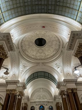 Brüksel, Belçika, 30 Kasım 2023: Beyaz tavanlı Belçika borsası, karmaşık süsler ve mimari ihtişamını ortaya çıkaran zarif sütunlar ve kemerler.