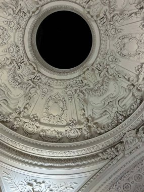 Brüksel, Belçika, 30 Kasım 2023: Beyaz tavanlı Belçika borsası, karmaşık süsler ve mimari ihtişamını ortaya çıkaran zarif sütunlar ve kemerler.