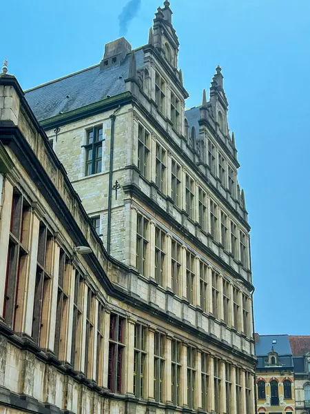 Gent 'teki belediye binasının mimari güzelliğini yakalayın. Canlı mavi gökyüzüne karşı inşa edilmiş karmaşık taş cephesi, tarihi simgeleri sergilemek için mükemmel. Belçika