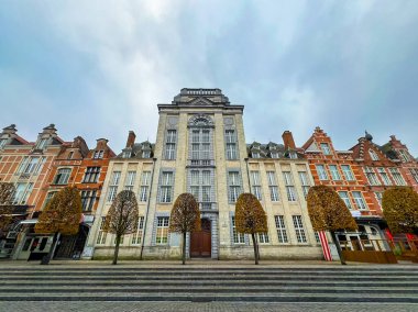 Leuven 'deki bir binanın geniş açılı dış görünüşü modern ve tarihi mimarinin bir karışımını gösteriyor. Görüntü, karmaşık detayları ve şehrin canlı özünü yakalıyor. Belçika