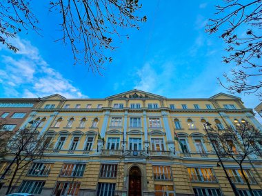 Budapeşte, Macaristan 11 Aralık 2023: Jozsefvarosi onkormanyzat. Sekizinci. Bölge Jozsefvaros Belediye Başkanlığı. Budapeşte 'de sarı duvarları olan eski bir binanın dış görünüşü çok güzel.