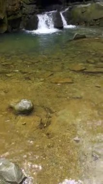 Yaremche, Ukrayna, Karpatlar 'da şelale gözyaşları. Kızlar İlkbaharda Şelale 'de Gözyaşı döküyor. Kız Gözyaşları Zhonka Nehri, Karpatya Dağları, İvano-Frankivsk Oblastı 