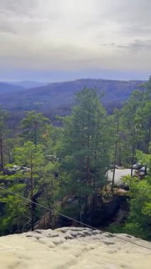 Dovbush Rocks, Ukrayna Bubnyshche köyü. Muhteşem kayalıklardaki antik mağara manastırı güzel manzaralı ormanların arasında. Ünlü tarihi dağlar Karpatlar.