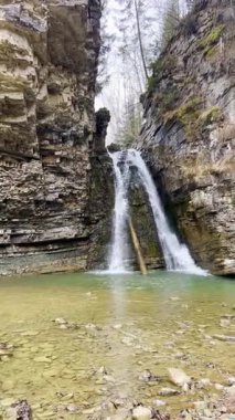Bukhtivets Şelalesi düştü. Ukrayna Karpat Dağları 'ndaki şelale manzarası. Su kayaların üzerinden güzel bir şekilde akar. Dağ nehri. Dağlarda güzel büyük bir şelale.