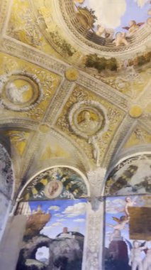 Mantova, İtalya - 25 Haziran 2024: Mantua 'daki Palazzo Ducale, Gonzaga Sarayı olarak da bilinir. Mantua Sarayı 'nın iç kısımlarının detayları..