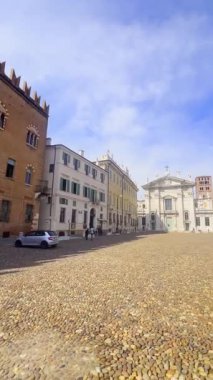 Mantua, İtalya - 19 Haziran 2024: St. Peter katedralinin önündeki Mantova Sordello Meydanı. San Pietro Apostolo Katedrali manzarası