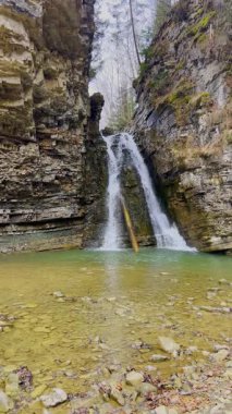 Bukhtivets Şelalesi düştü. Ukrayna Karpat Dağları 'ndaki şelale manzarası. Su kayaların üzerinden güzel bir şekilde akar. Dağ nehri. Dağlarda güzel büyük bir şelale.