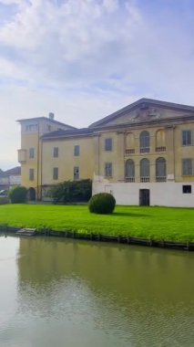 Villa Sommi Picenardi, İtalya 'nın Torre de Picenardi kentindeki Cremona kırsalına dalmıştır. Eski sarayın önündeki yeşil park..