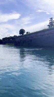 Veneto 'nun Verona ilindeki lago di Garda' nın su manzarası. İtalya 'nın en büyük kıyısı Garda Gölü. Peschiera del Garda 'daki eski kale duvarının çarpıcı manzarası. Güzel bir yaz günü.