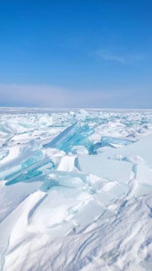 Kışın donmuş göl, günbatımında deniz feneri