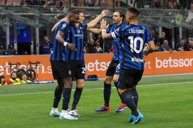 İtalya, Milan, 30 Ağustos 2024: FC Inter oyuncuları FC Inter ve Atalanta BC, Serie A Tim 2024-2025, San Siro Stadyumu 3, San Siro Stadyumu 'nda 3' te kendi kalesiyle 1-0 'lık golü kutluyor.