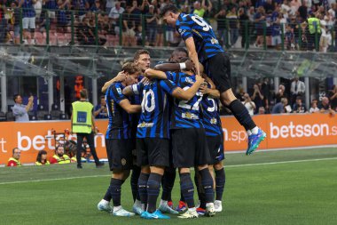 İtalya, Milan, 30 Ağustos 2024: FC Inter oyuncuları FC Inter ve Atalanta BC, Serie A Tim 2024-2025, San Siro Stadyumu 3, San Siro Stadyumu 'nda 3' te kendi kalesiyle 1-0 'lık golü kutluyor.