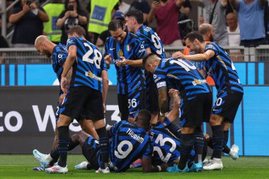 İtalya, Milan, 30 Ağustos 2024: Nicolo Barella (FC Inter) takım arkadaşlarıyla FC Inter - Atalanta BC, Serie A Tim 2024-2025 gün 3, San Siro Stadyumu