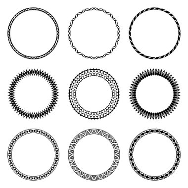 Beyaz arkaplanda izole edilmiş yuvarlak siyah çerçevelerin vektör koleksiyonu. Bir dizi daire, basit geometrik desenler. Plakalar, vignettler, albümler, tebrik kartları, kağıda baskı, tekstil