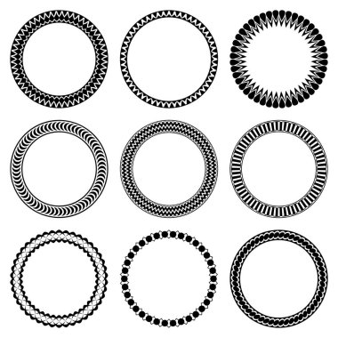 Basit geometrik desenli yuvarlak çerçevelerin vektör koleksiyonu. Beyaz arka planda izole edilmiş siyah halkalar. Plakaların tasarımı için, vignettler, albümler, tebrik kartları, kağıda yazdırma