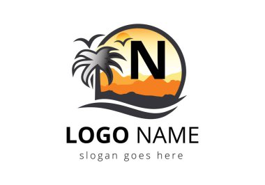 Plaj logosu N harfi vektör işareti üzerinde. Sunset Summer Travel Logo Beach, Sea, Sunset Logo Tasarım Vektör Şablonu.