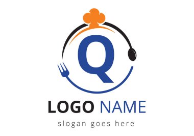 Şef Şapkalı Q harfi logosu, restoran logosu için çatal ve kaşık. Kafe, restoran, aşçılık işi ve şirket kimliği için modern vektör logosu