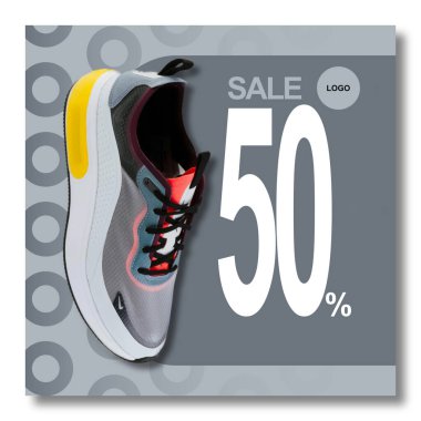 Moda mağazasında göz alıcı atletik ayakkabı satışı. Şık gri arka planda% 50 indirimli spor ayakkabılar.