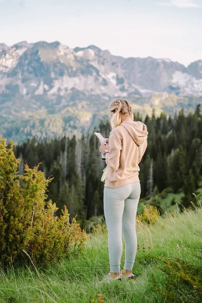 Привлекательная Женщина Отдыхает Горах Видом Озеро Настоящая Блондинка Одиночка Позирующая — стоковое фото