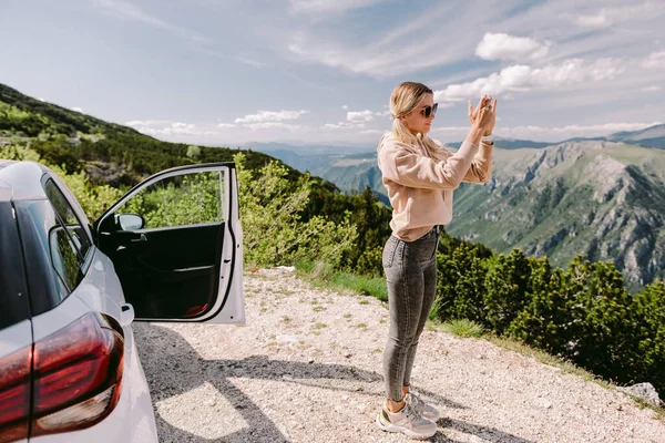 Atrakcyjna Kobieta Relaksuje Się Górach Autentyczna Blondynka Samotna Podróżniczka Pozująca — Zdjęcie stockowe