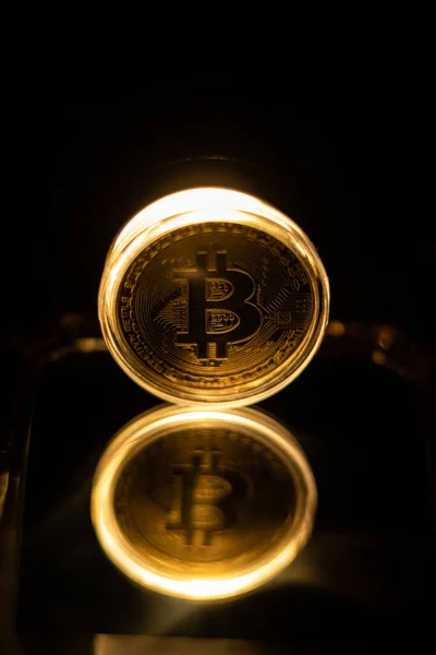 黄金のビットコイン仮想通貨の概念ビットコインのシンボルを燃焼 Btcコインの分散型暗号通貨ロゴ ストック写真
