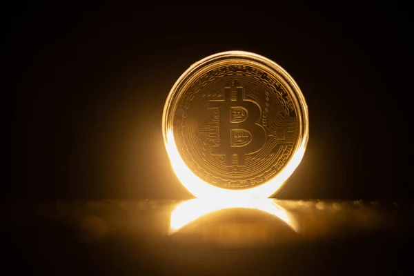 黄金のビットコイン仮想通貨の概念ビットコインのシンボルを燃焼 Btcコインの分散型暗号通貨ロゴ ストック画像