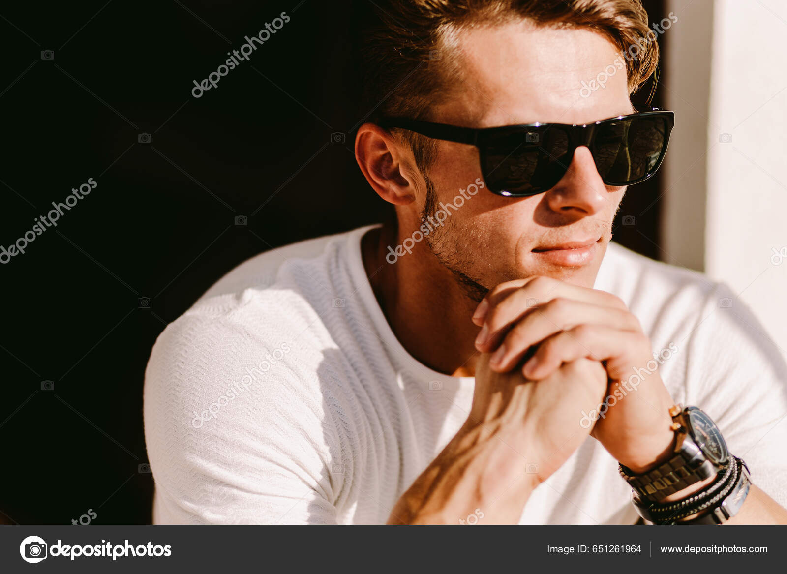 Portrait Brutal Man Sunglasses Watch Outdoors Stylish Man Wearing Casual —  Stock Photo © shevtsovy #651261964