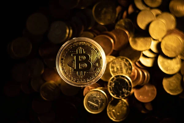 ビットコイン仮想通貨とフラットマネーコインユーロ Btcコインの分散型暗号通貨ロゴ ロイヤリティフリーのストック画像