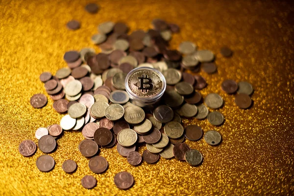Bitcoin Virtuelles Geld Und Fiat Geldmünzen Euro Dezentralisiertes Kryptowährungslogo Der lizenzfreie Stockbilder