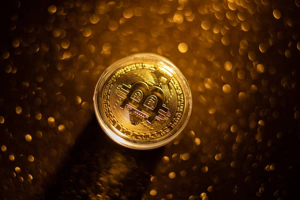 Gyllene Bitcoin Virtuella Pengar Koncept Burning Bitcoin Symbol Decentraliserad Cryptocurrency Stockbild