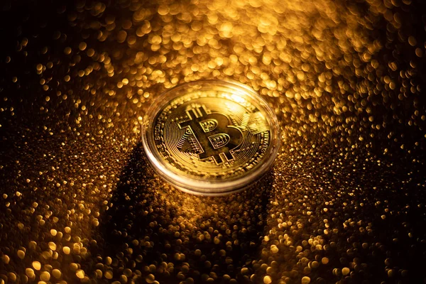 Golden Bitcoin Віртуальні Гроші Концепт Burning Bitcoin Символ Децентралізований Логотип Стокова Картинка