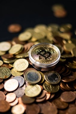 Bitcoin sanal para ve fiat para Euro. BTC madeni parasının ademi merkeziyetçi Kripto para logosu. 