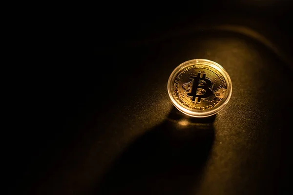 Bitcoinアイコンは金の背景の支払いシンボルに署名します Btcコインの分散型暗号通貨ロゴ ストック写真